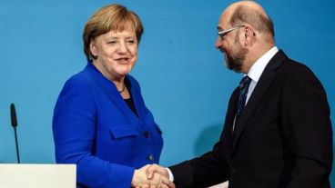 Merkel y Schulz tras una conferencia de prensa.
