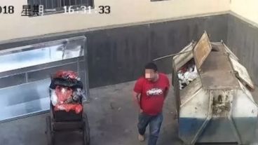 El momento en el que el padre se va tras dejar a la pequeña.