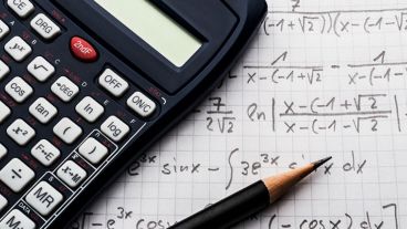 Se brindan consideraciones disciplinares y orientaciones didácticas desde lo lúdico y lo matemático.