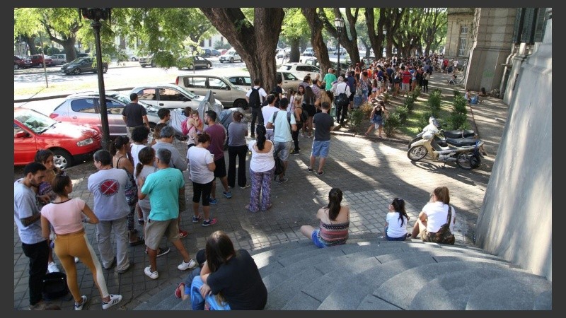 Unas 500 personas hicieron cola esta mañana en la ex Aduana. 