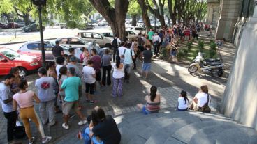 Unas 500 personas hicieron cola esta mañana en la ex Aduana.