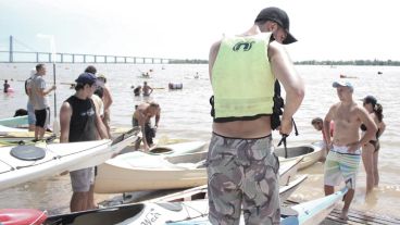 Usuarios de kayaks tienen la obligación de salir con chalecos salvavidas.
