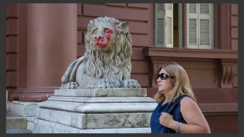 Así quedaron las figuras de mármol de carrara tras el acto de vandalismo.