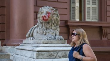 Así quedaron las figuras de mármol de carrara tras el acto de vandalismo.