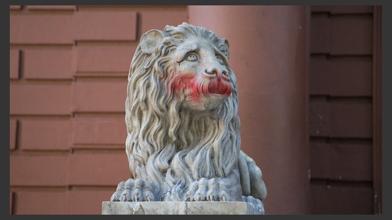 Así quedaron las figuras de mármol de carrara tras el acto de vandalismo.