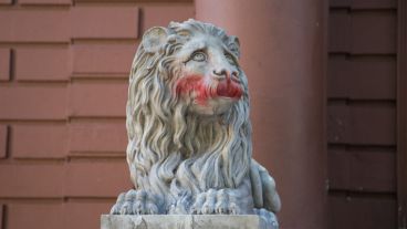 Así quedaron las figuras de mármol de carrara tras el acto de vandalismo.