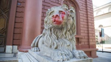 Así quedaron las figuras de mármol de carrara tras el acto de vandalismo.