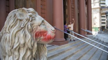 Así quedaron las figuras de mármol de carrara tras el acto de vandalismo.
