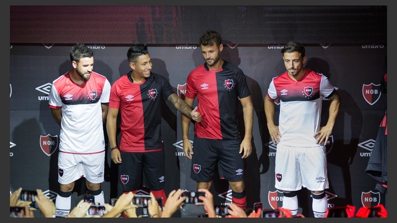 La nueva camiseta titular y suplente de La Lepra.