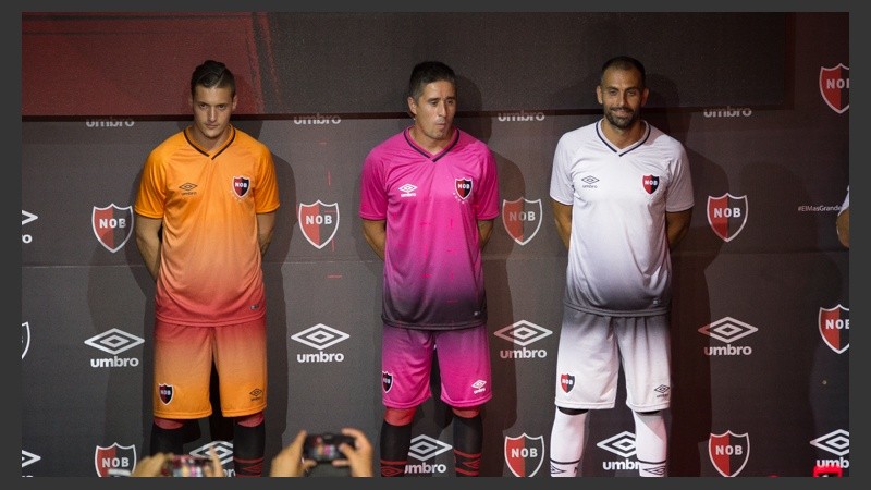 Las nuevas camisetas de los arqueros.