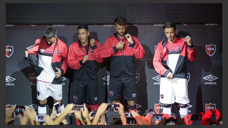 Las figuras de Newell´s presentaron el nuevo modelo.