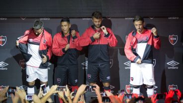 Las figuras de Newell´s presentaron el nuevo modelo.