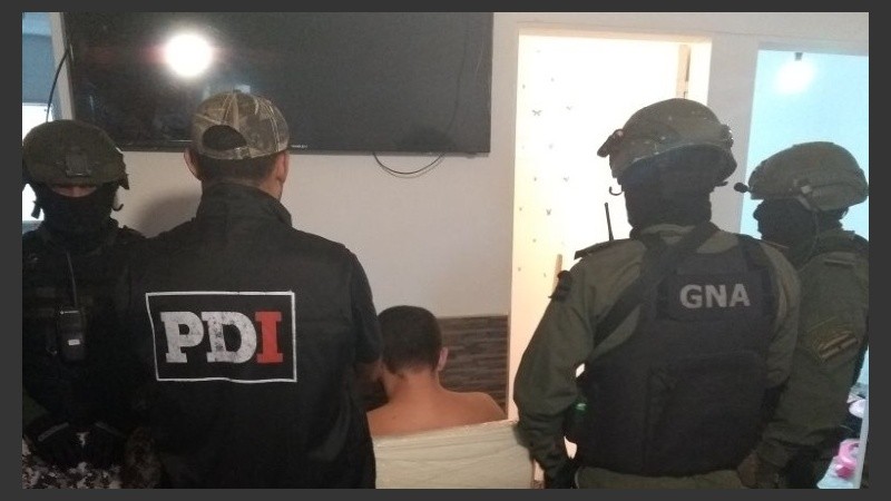 Alan Funes y algunos de los agentes que lo detuvieron, en el departamento de Callao al 3900.