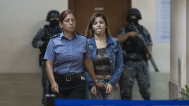 La novia de Alan sacó la lengua a los medios que la fotografiaban y filmaban.