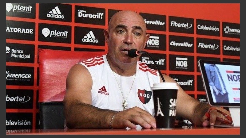 El Chocho definió el equipo y se mostró molesto por la falta de refuerzos en el ataque.