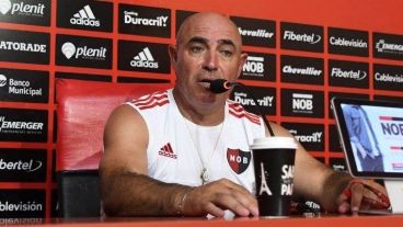 El Chocho definió el equipo y se mostró molesto por la falta de refuerzos en el ataque.