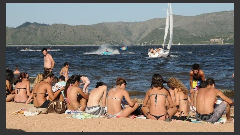 Muchos jóvenes se vuelcan a los paradores del lago.