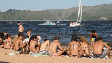 Muchos jóvenes se vuelcan a los paradores del lago.