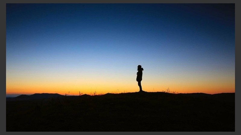 Personas de todas las edades pueden sufrir soledad.