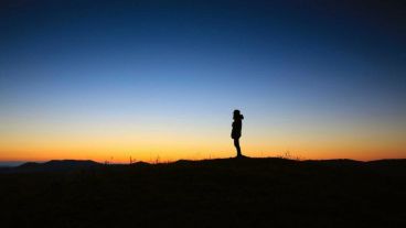 Personas de todas las edades pueden sufrir soledad.