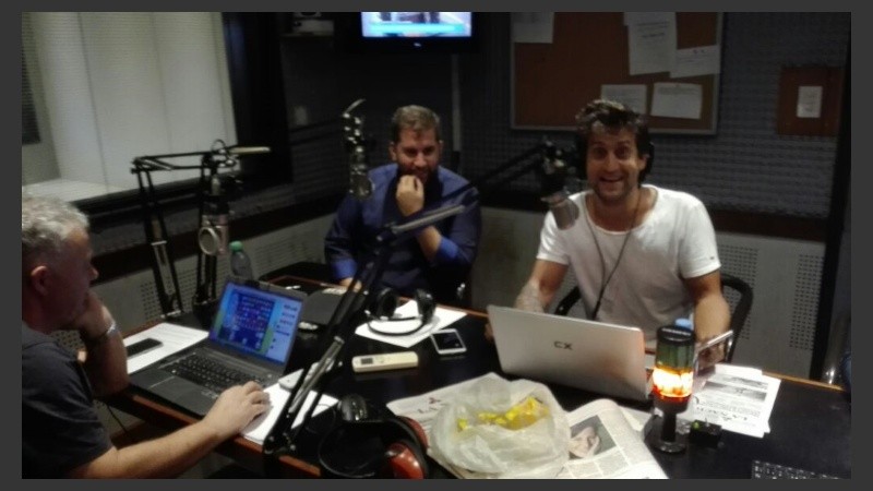 Hernán pasó por el estudio de Radio 2. 