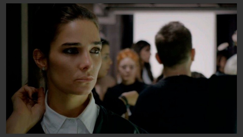 Compuesta por diez episodios, Edha sigue la historia de la diseñadora del título (juana Viale) y un modelo extranjero.