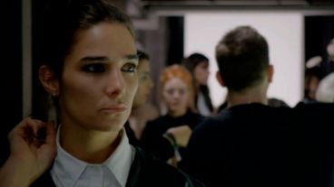 Compuesta por diez episodios, Edha sigue la historia de la diseñadora del título (juana Viale) y un modelo extranjero.