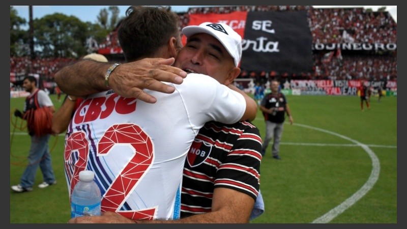 Llop se abraza con Santillo.