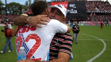 Llop se abraza con Santillo.
