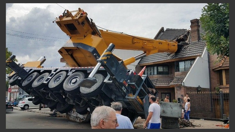 La maquinaria causó daños importantes sobre la propiedad y casas linderas. 