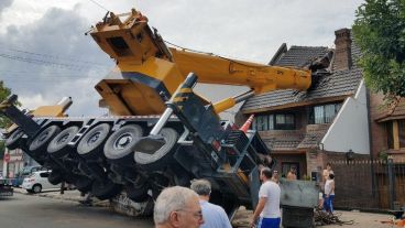 La maquinaria causó daños importantes sobre la propiedad y casas linderas.