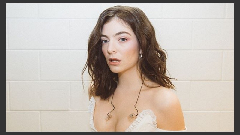 En lugar de una rosa blanca, Lorde vistió un poema.