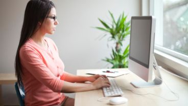 Al sentarnos frente a la computadora es importante mantener el cuello recto, que los ojos sean los que se muevan para contemplar toda la pantalla y no el cuello.