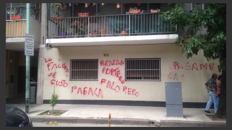 Algunas de las pintadas en las paredes del edificio de Hipólito Yrigoyen y 33 Orientales.