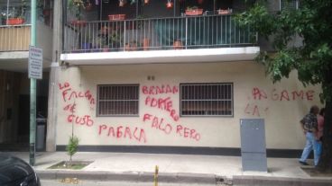 Algunas de las pintadas en las paredes del edificio de Hipólito Yrigoyen y 33 Orientales.