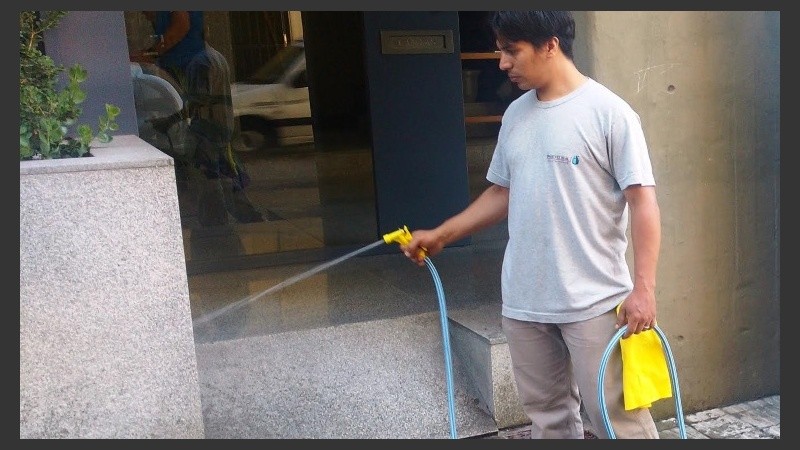 Aguas Santafesinas recomienda el uso de mangueras con sistemas de corte.