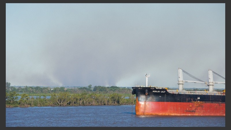 La humareda en zona de islas.