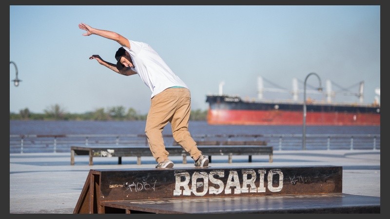En el lugar hay rampas de todas formas y tamaños para hacer piruetas con la patineta.
