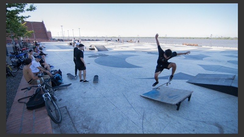 Durante todo el día se pueden observar a jóvenes patinar. La tardecita es el momento elegido por la mayoría.