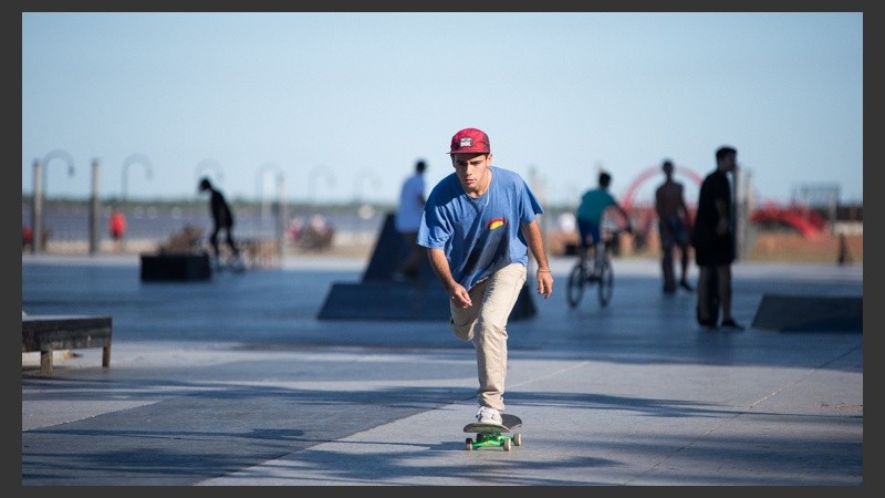 Los fines de semana el playón se llena de personas que práctican deportes sobre ruedas. 