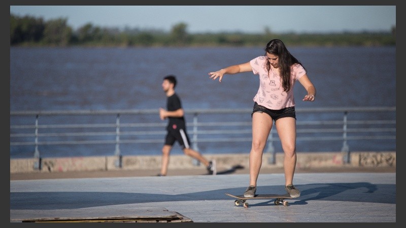 Una joven da sus primeros movimientos. El skate requiere de mucha práctica para dominarlo.