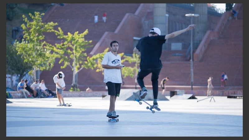 La ciudad tiene varias pistas de skate. La más grande se encuentra en un sector del Parque de las Tres Vías.