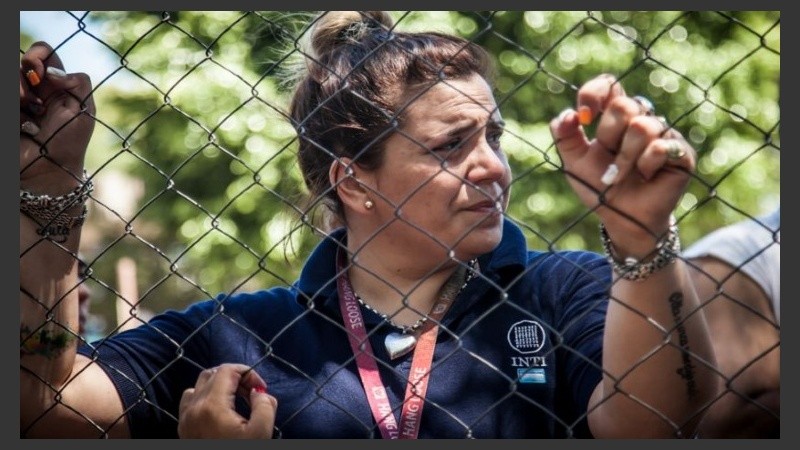 Desazón de los trabajadores despedidos del Inti.