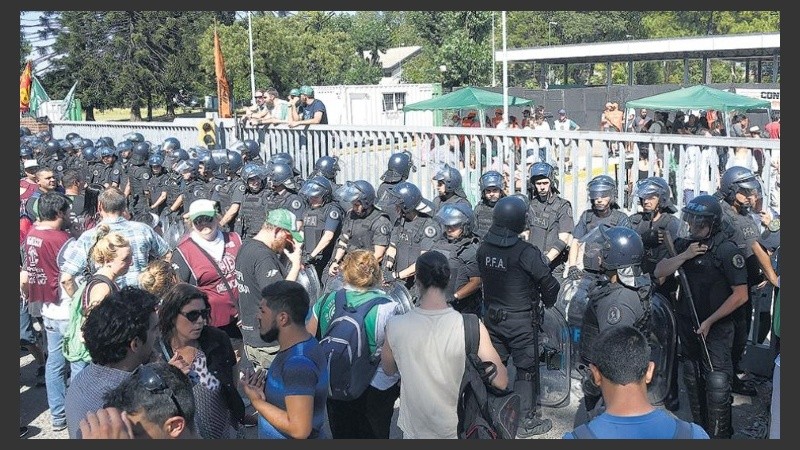 Fuerte presencia policial generó clima de tensión en la protesta de los trabajadores que resisten despidos, en Buenos Aires.