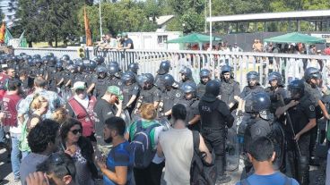Fuerte presencia policial generó clima de tensión en la protesta de los trabajadores que resisten despidos, en Buenos Aires.
