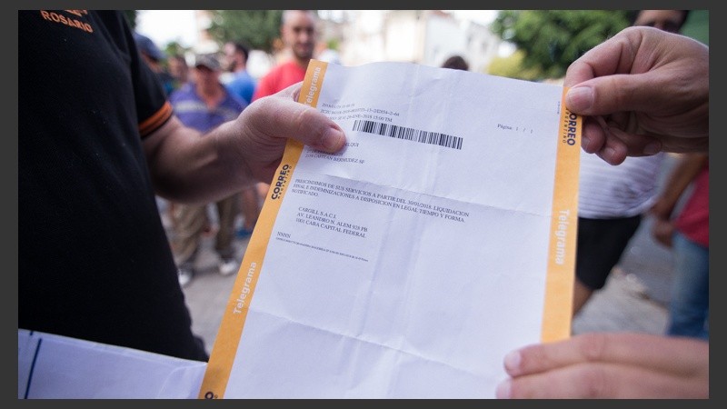 Trabajadores muestran uno de los telegramas de despido que envió Cargill.