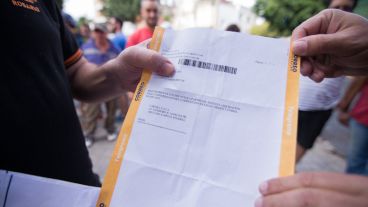 Trabajadores muestran uno de los telegramas de despido que envió Cargill.