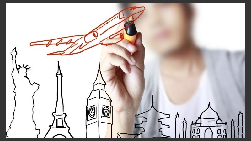 Existen programas de becas que permiten formarse en el extranjero y financian los gastos de matrícula, pasaje e incluso estadía en el país de destino.