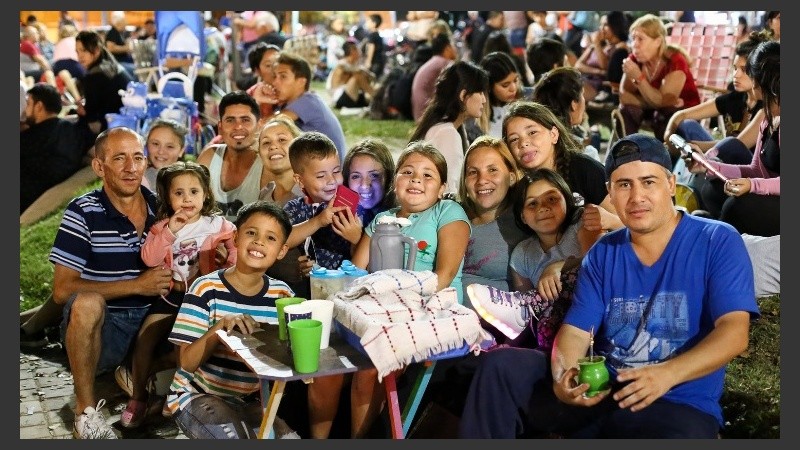 Las familias dicen presente en cada picnic nocturno.