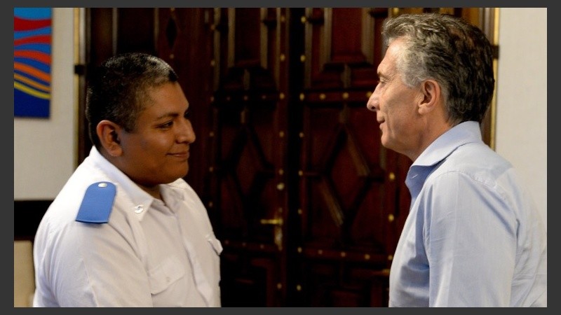 Macri cuando recibió a Chocobar en Casa Rosada. 